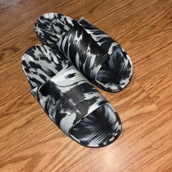 Nike Other - Nike Black and White Patterned Sandals